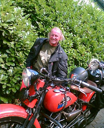 Roberto Garbade, der Anfhrer der Harley Truppe nach erfolgreicher Absolvierung der ganzen Strecke mit seiner Vorkriegs Harley-Davidson