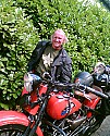 Roberto Garbade, der Anführer der Harley Truppe nach erfolgreicher Absolvierung der ganzen Strecke mit seiner Vorkriegs Harley-Davidson