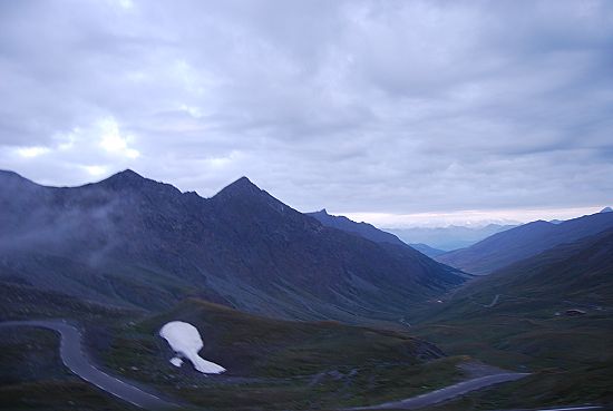 Einsame Alpenpassstasse im Morgengrauen; Freie Fahrt fr die Alpenbrevet-Teilnehmer!