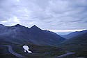 Einsame Alpenpassstasse im Morgengrauen; Freie Fahrt für die Alpenbrevet-Teilnehmer!